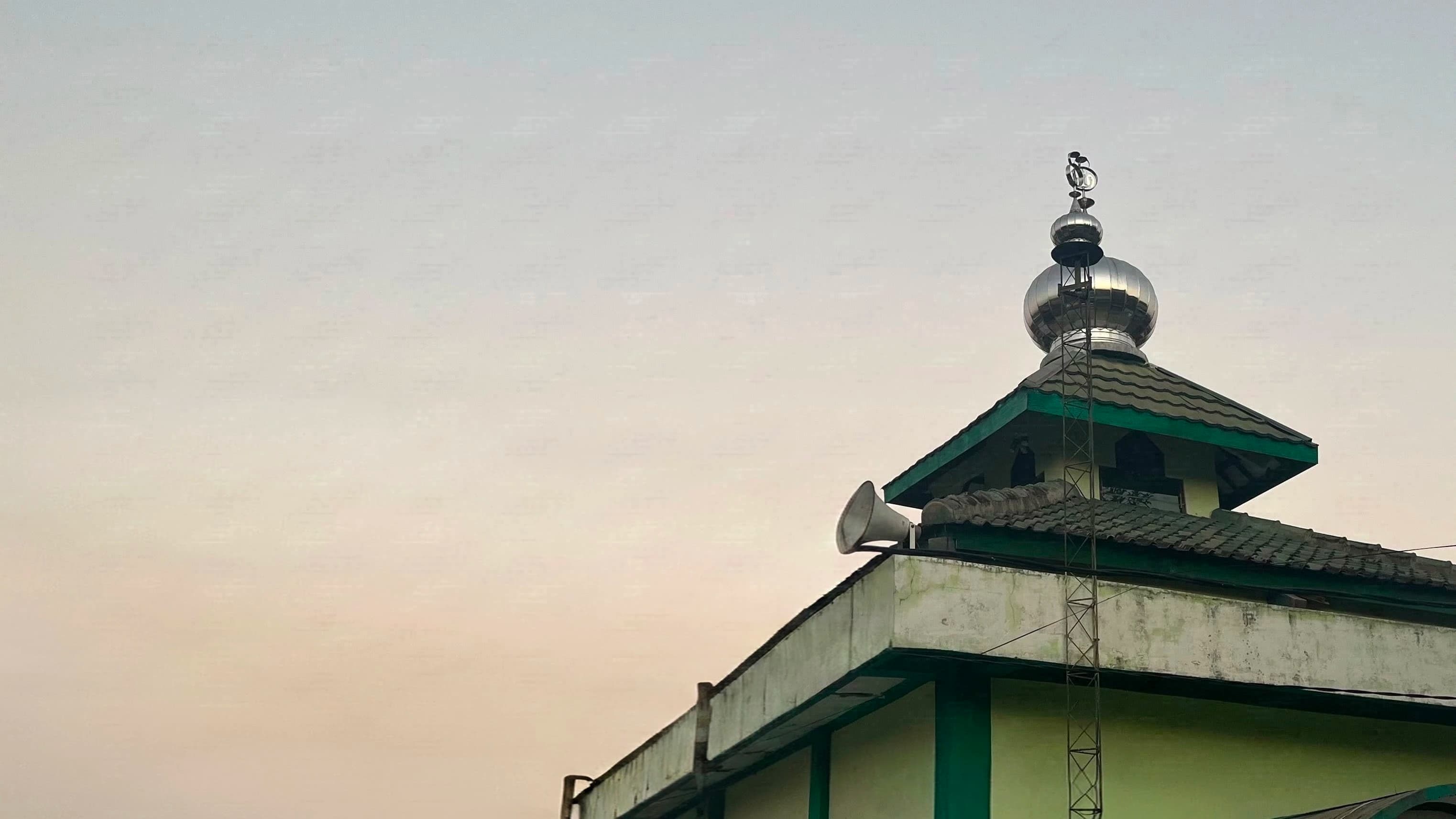 Tampak bangunan Masjid Baitul Hikmah Gondolayu Lor